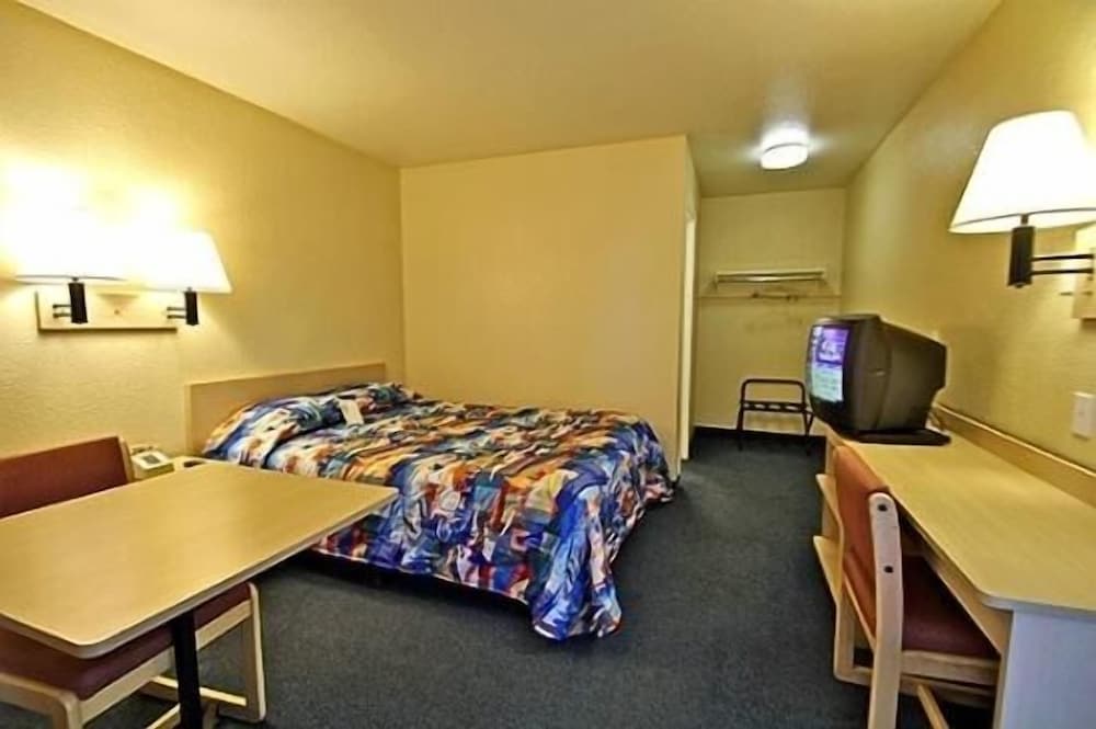 Hilltop Inn & Suites - photo 8