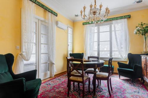Eclectic 4 Bed 4 Bath Apt in Central Athens AK1 — 4-Star Luxury Hotel in Athens, Greece