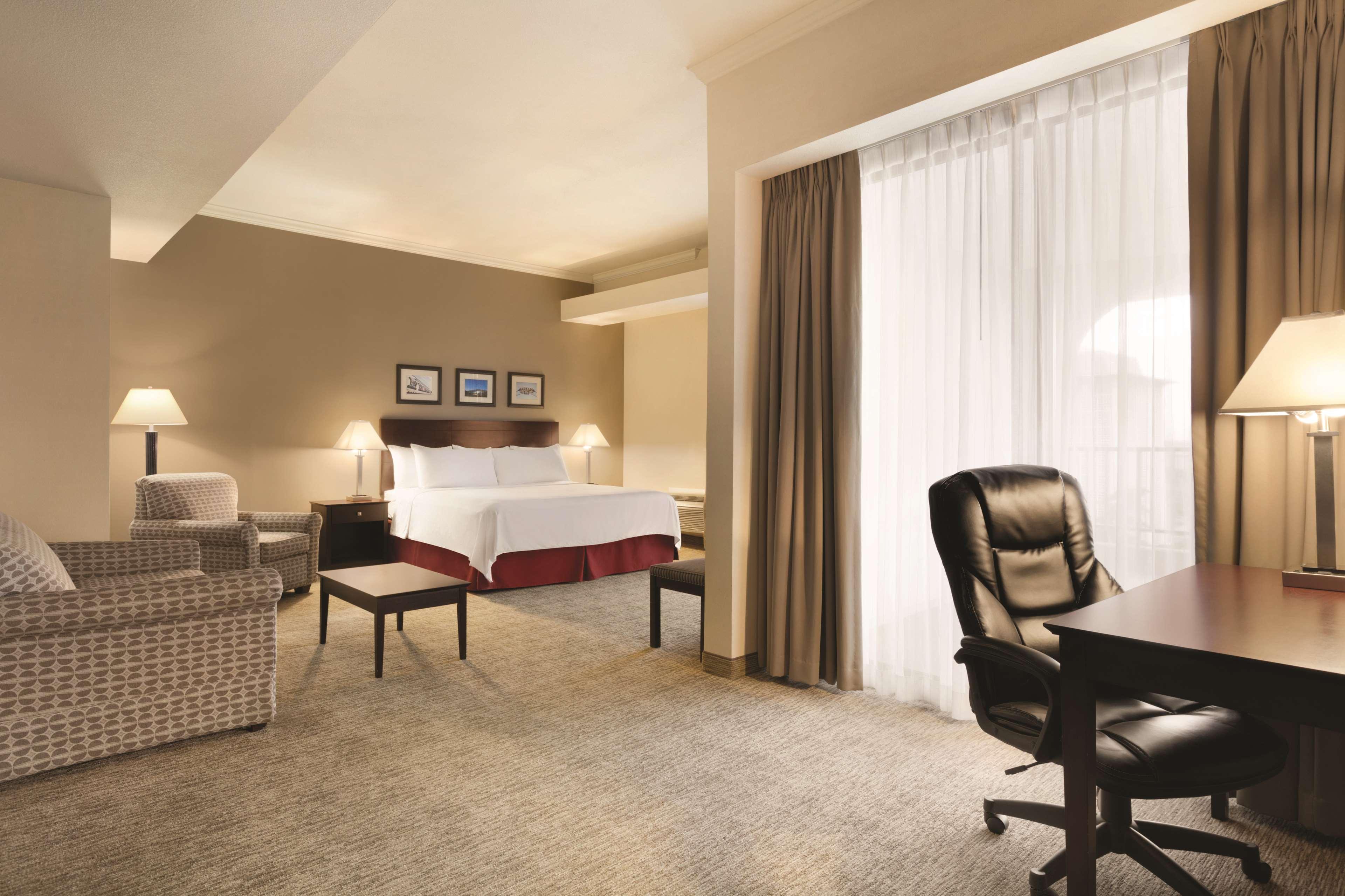 Radisson Hotel Fresno Conference Center - photo 24