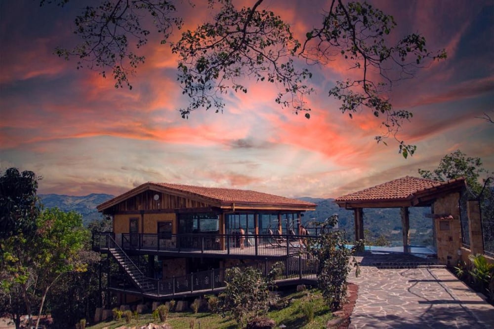 Hotel Pico Colorado in Aserri, Costa Rica