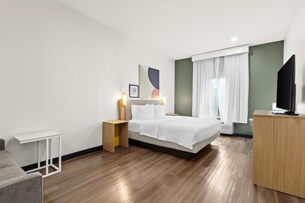 Spark By Hilton Houston Hobby Airport - photo 13