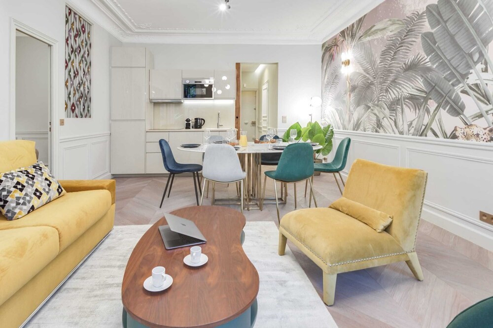 Bright and Gorgeous Flat in the Heart of Paris — 4-Star Luxury Hotel in Paris, France