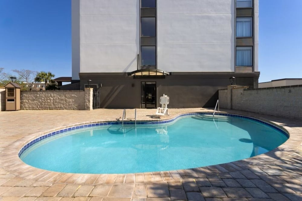 Holiday Inn & Suites Columbia NE Ft Jackson Area by IHG - photo 45