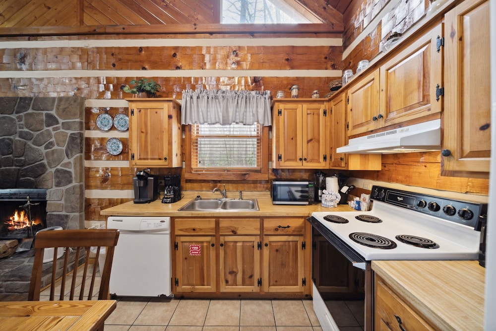 An Affair To Remember 1 Bedroom Cabin by Heavenly Views Resort - photo 6
