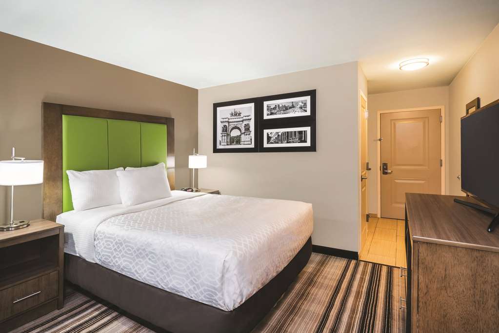 La Quinta Inn & Suites by Wyndham Brooklyn Central - photo 11