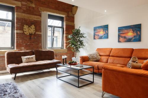Modern 2 Bedroom with 75 TV & Free Wi Fi — 4-Star Luxury Hotel in Bradford, United Kingdom
