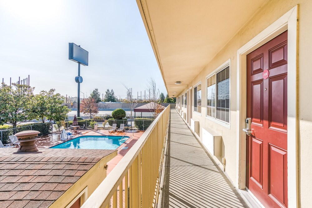 Americas Best Value Inn and Suites - photo 16