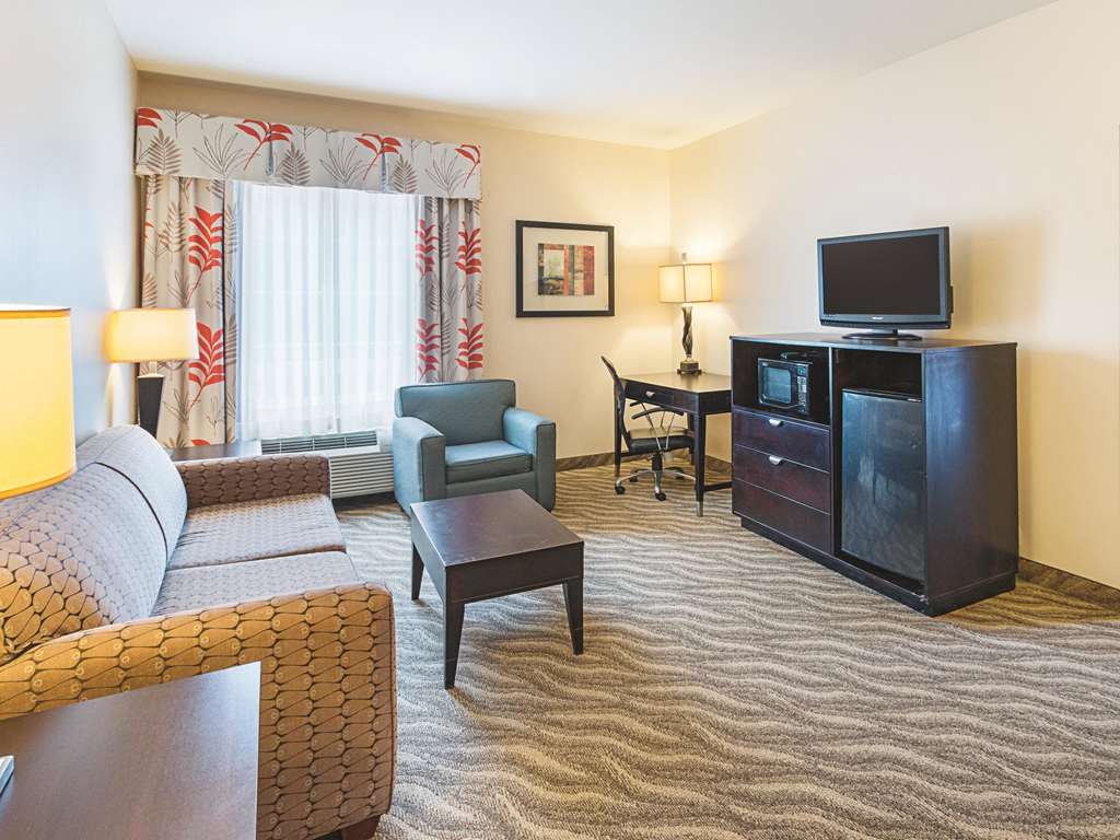 La Quinta Inn & Suites by Wyndham Glen Rose - photo 43