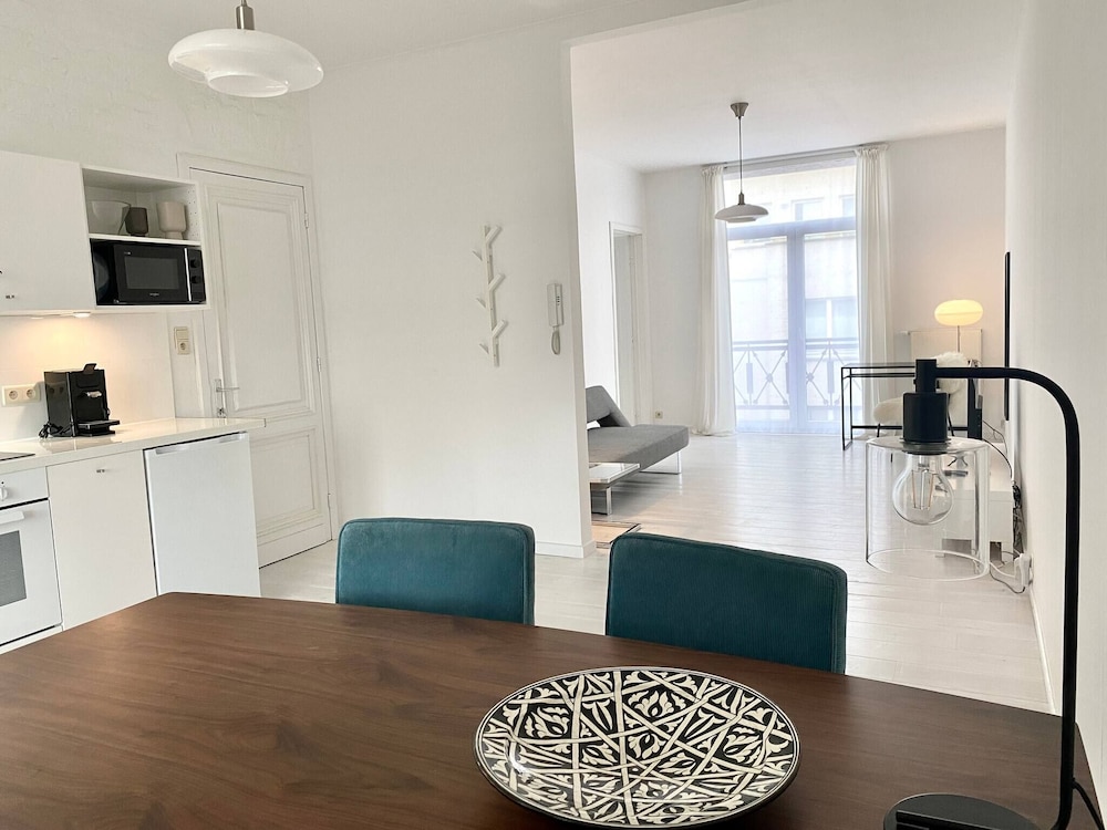 Wit II Near Metro Train N7670 — 4-Star Luxury Hotel in Brussels, Belgium