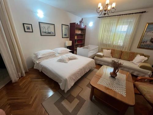 Apartman Mladenka — 4-Star Luxury Hotel in Supetar, Croatia