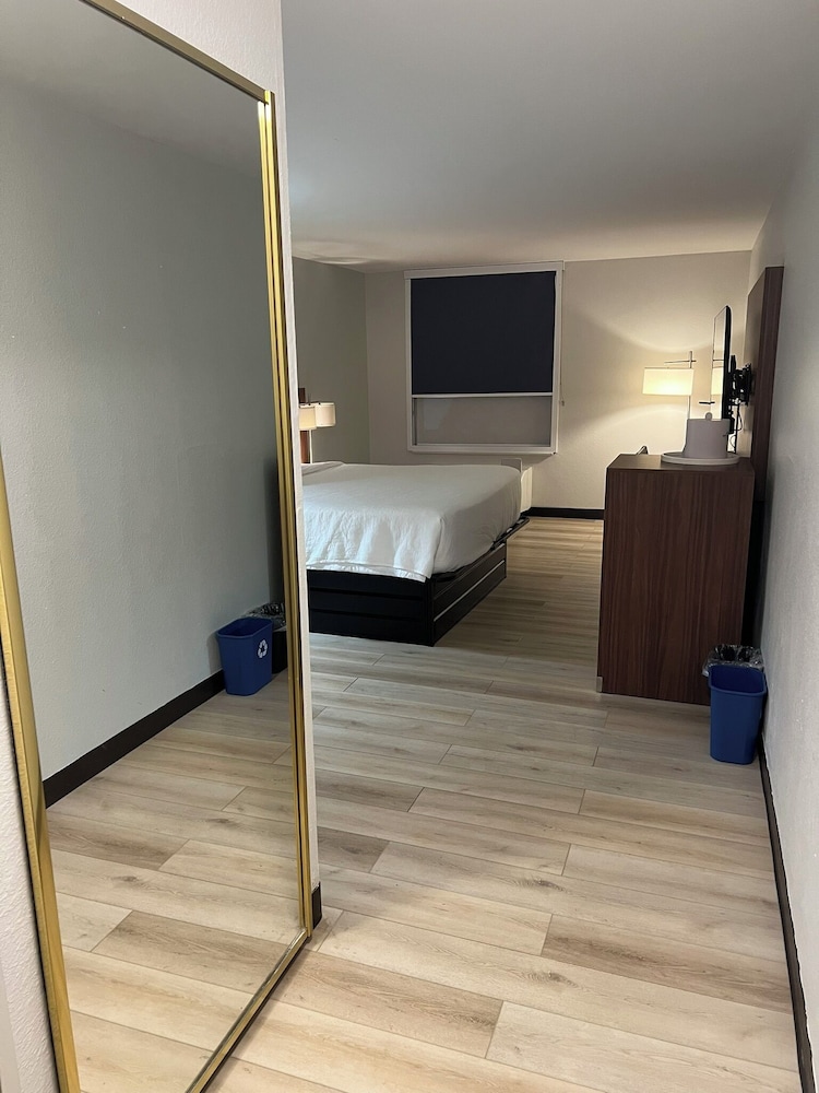 Wingate by Wyndham Dublin Near Claytor Lake State Park - photo 4