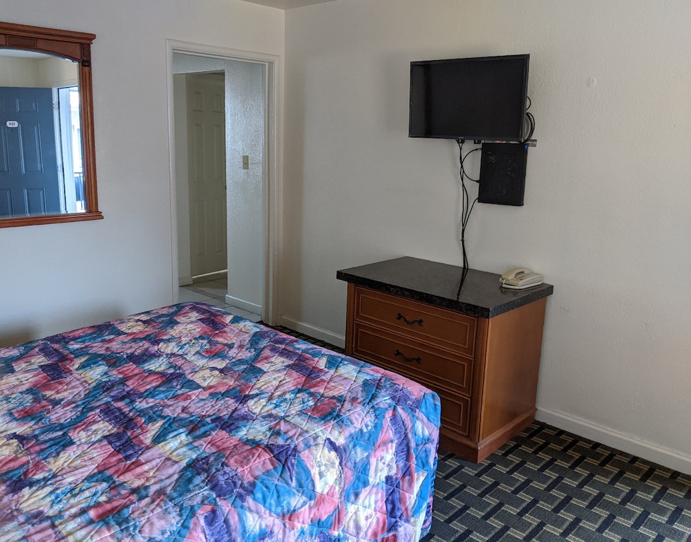 Deluxe Inn — Hayward