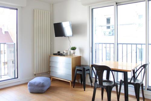 Charming 23 M Studio with Balcony Sacre Coeur — 4-Star Luxury Hotel in Paris, France