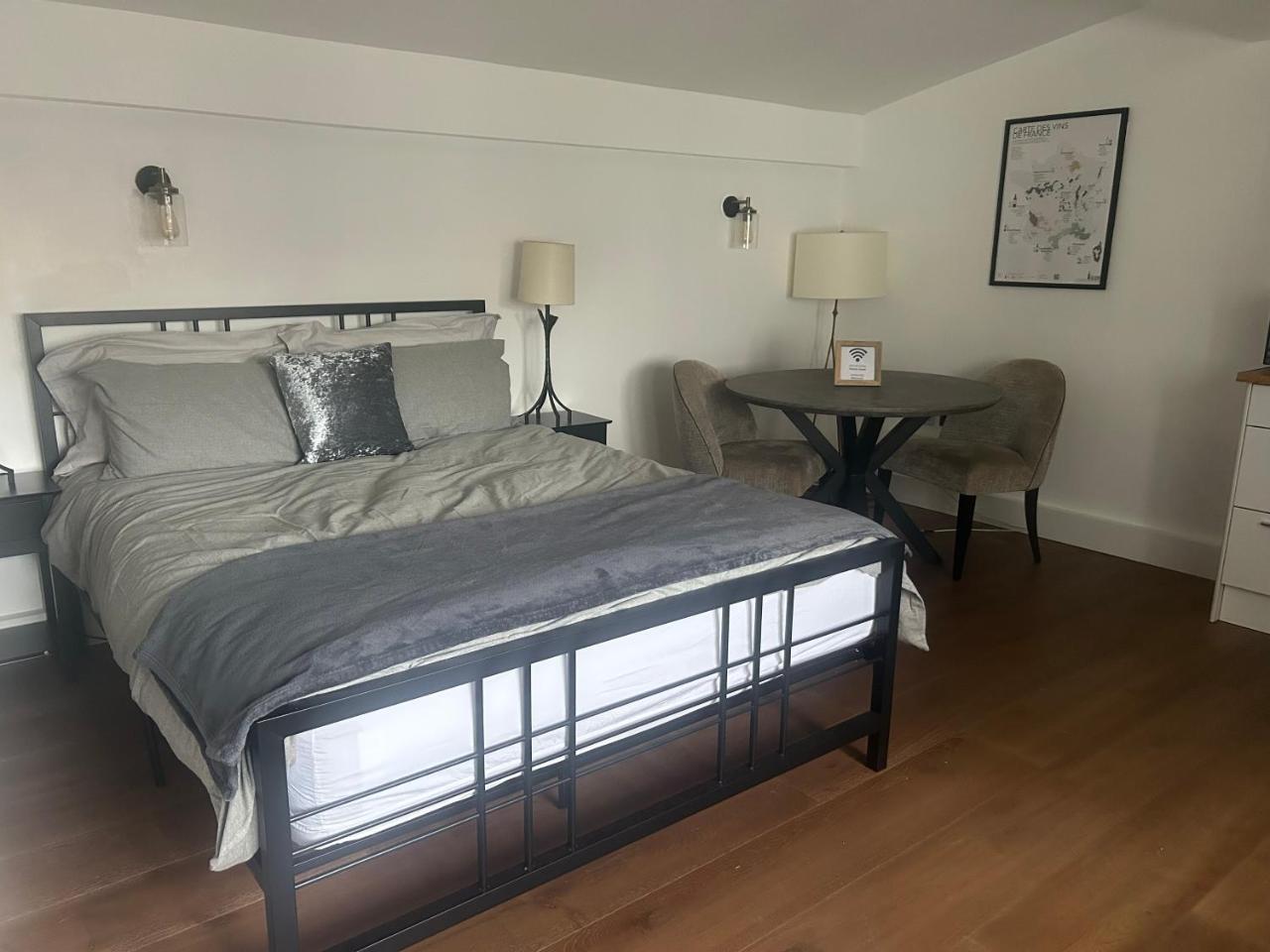 Spacious Studio With Free Ev Recharge Overnight 21542383 — Bushey