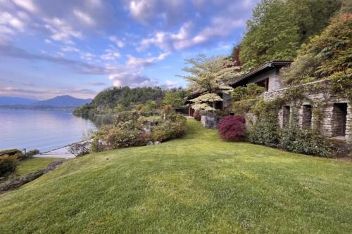 Classic elegant private villa opposite lake — 4-Star Luxury Hotel in Ispra, Italy