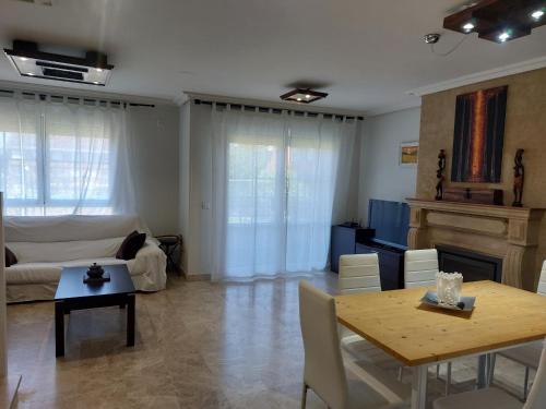 Chalet urbano en Salamanca — 4-Star Luxury Hotel in Santa Marta De Tormes, Spain