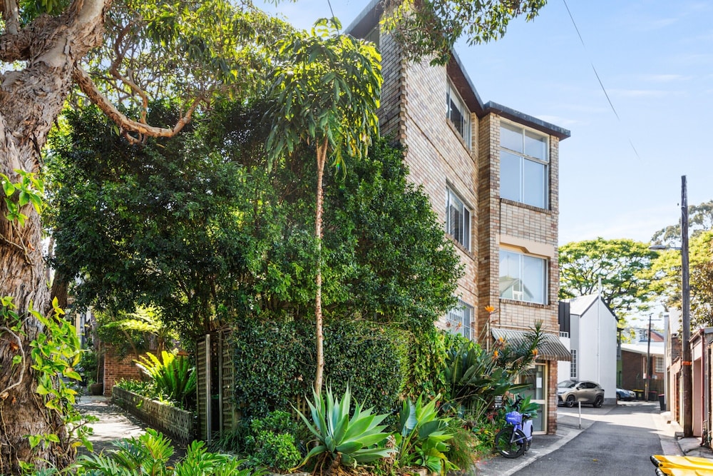 Convenient Studio in Trendy Inner City Suburb — 4-Star Luxury Hotel in Sydney, Australia