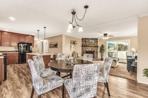 Hidn LakeFront New Build Private Beach Fast Wi Fi in Brighton, United States