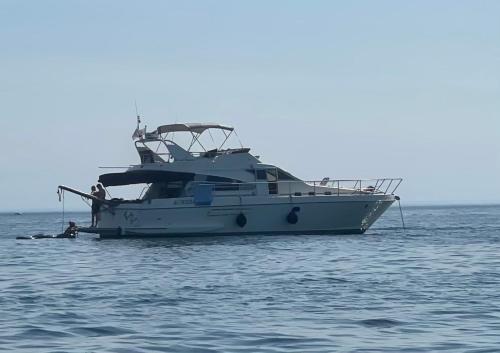 yacht Twenty Seven - carbon neutral hotel in Unknown City