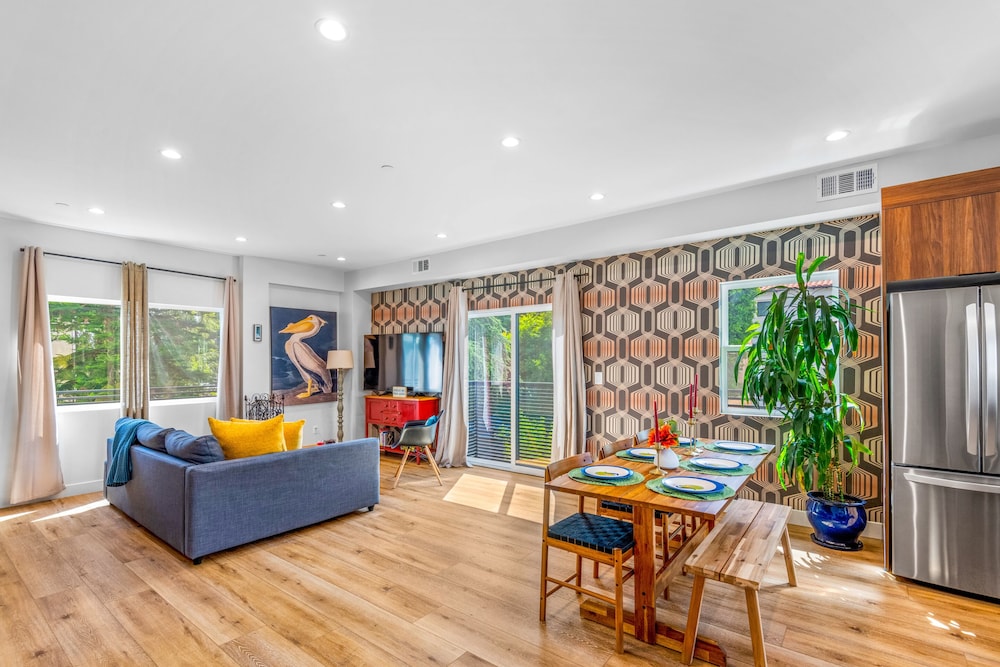 Stylish Sherman Oaks Townhouse 3bed 3.5bath All Master Suites — 4-Star Luxury Hotel in Los Angeles, United States