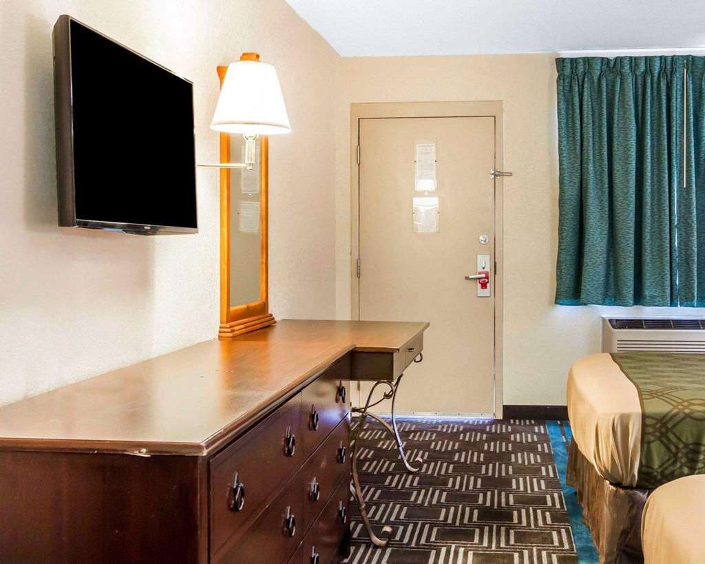 Econo Lodge Lanett - photo 6