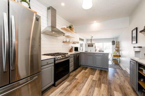 Elm St Retreat 3 Min walk to Downtown Three Oaks — hotel in Three Oaks