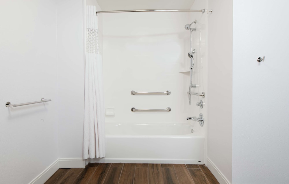 Hampton Inn Erie South - photo 24