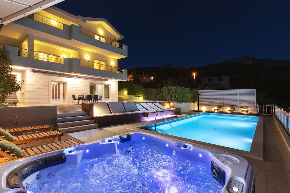 Luxury Villa Lovric Private Heated Pool — 4-Star Luxury Hotel in Omis, Croatia
