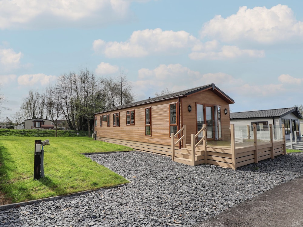 Lodge 4 — 4-Star Luxury Hotel in Saint Asaph, United Kingdom