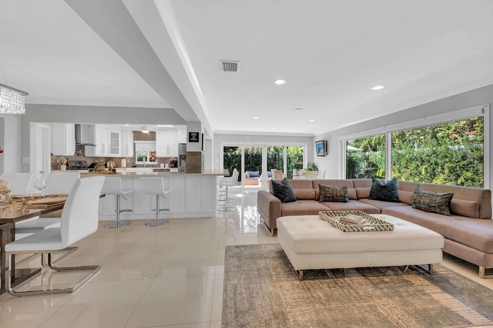 Modern Coastal Style Walk To Beach Heated Pool Tranquility Ocean Mist Key RESlDENCES in Fort Lauderdale, United States