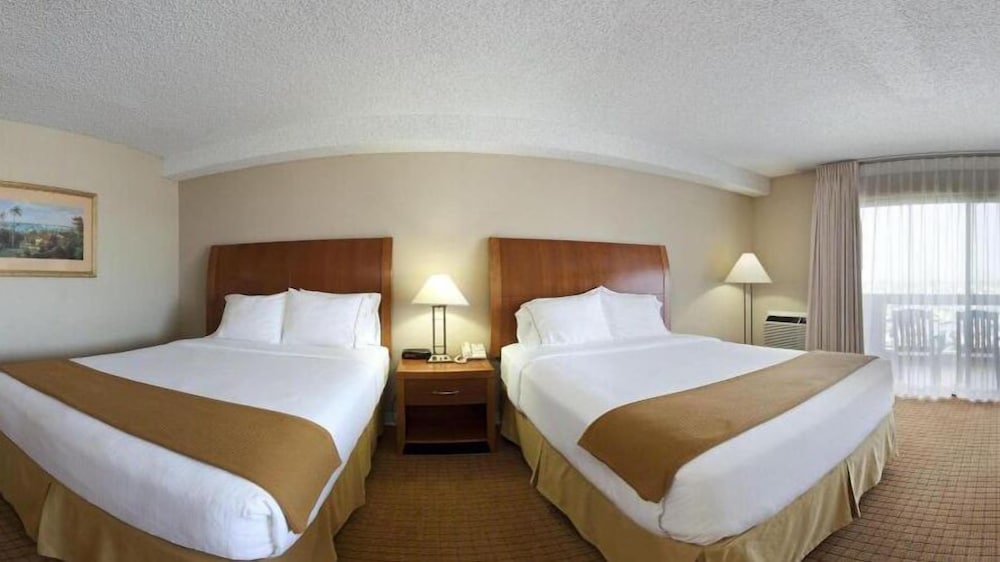 Holiday Inn Express Hotel & Suites Ventura an IHG Hotel - photo 4