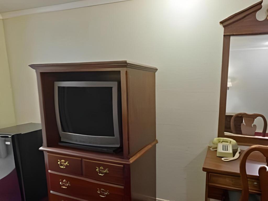 Americas Best Value Inn Lansing - photo 19
