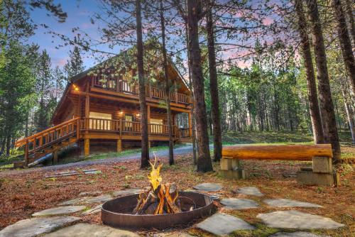 Henrys Cast by KABINO Hot Tub Large Driveway PS4 Dog Friendly Fire Pit Fireplace pet-friendly hotel Island Park