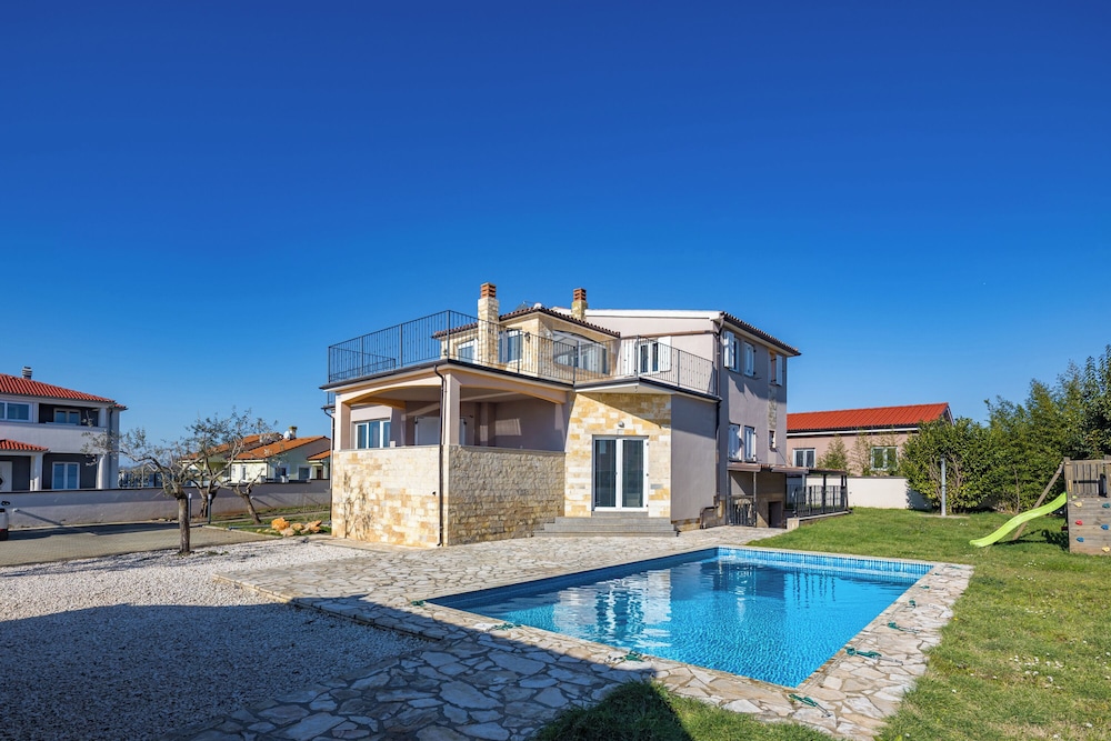 Oasis Jadreski Apartments — 4-Star Luxury Hotel in Liznjan, Croatia