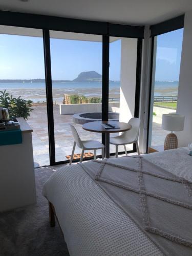 Guest Suite with Sea Views and Thermally Heated Hot Tub — 4-Star Luxury Hotel in Tauranga, New Zealand