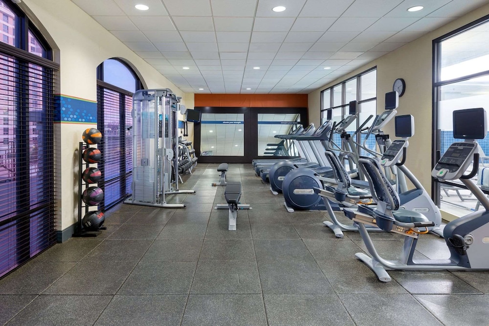 Hampton Inn & Suites Kansas City Country Club Plaza - photo 35