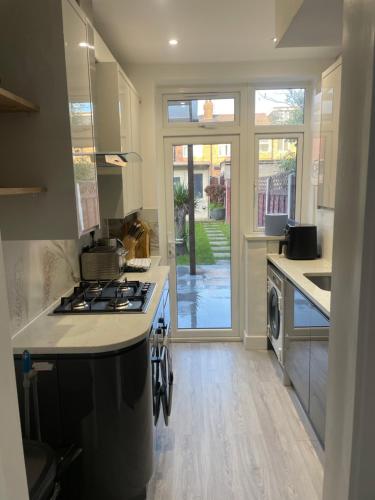 Modern home with driveway parking for 2 vehicles near Tottenham Hotspur Stadium White Hart Lane Train Station — 4-Star Luxury Hotel in London, United Kingdom
