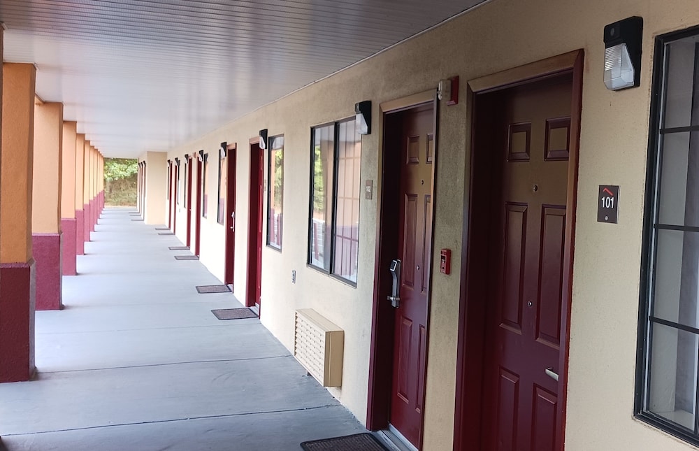 Richland Inn & Suites - photo 18