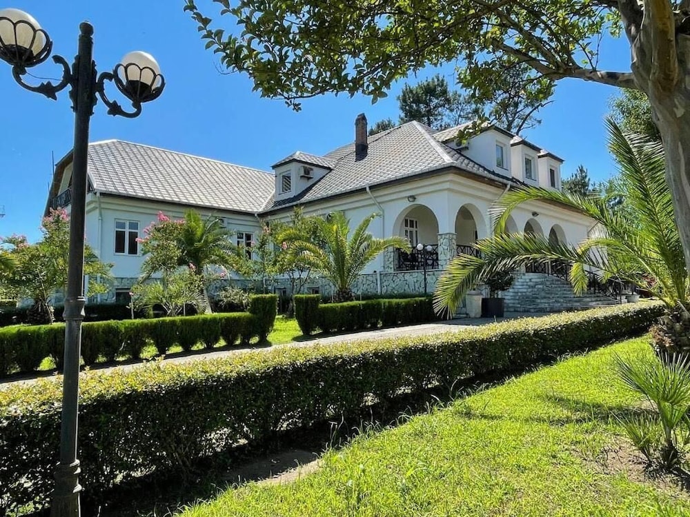 Laguna Hotel — hotel in Urek'i
