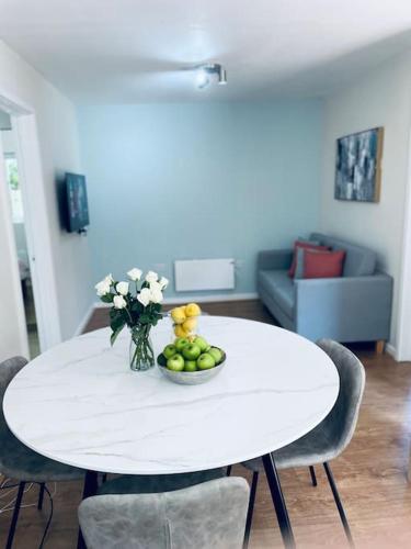 Ivy Cottage Two Bedroom & Garden in Temple Fortune — 4-Star Luxury Hotel in London, United Kingdom