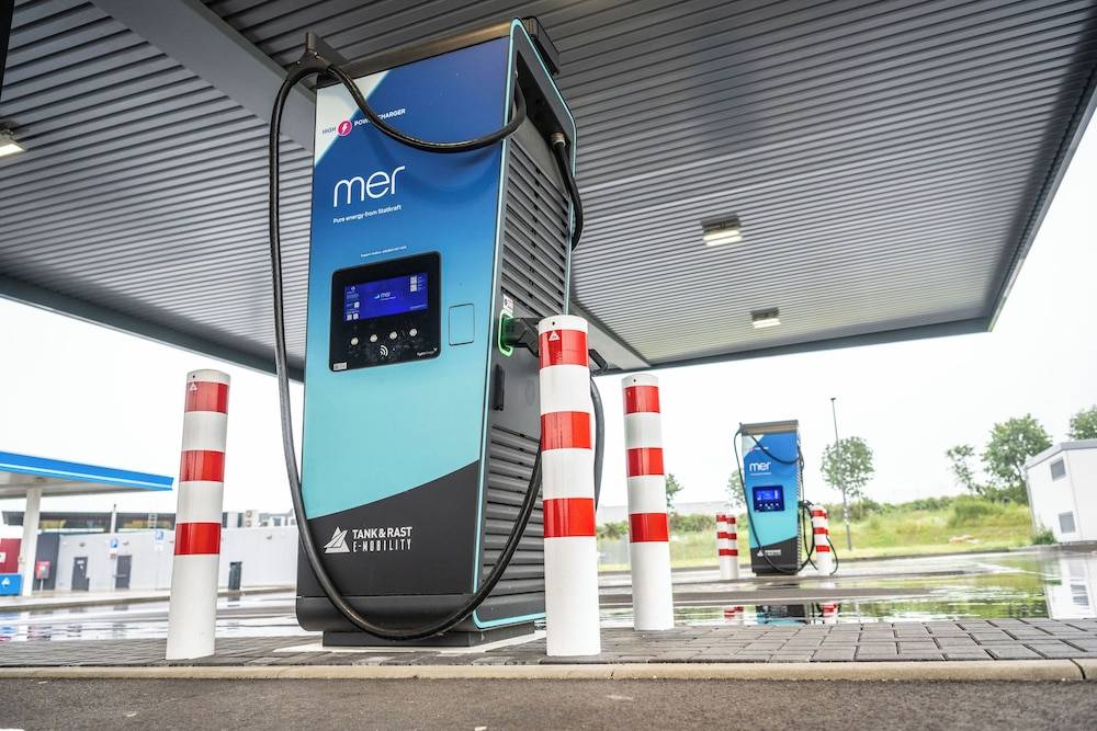 Electric vehicle charging station