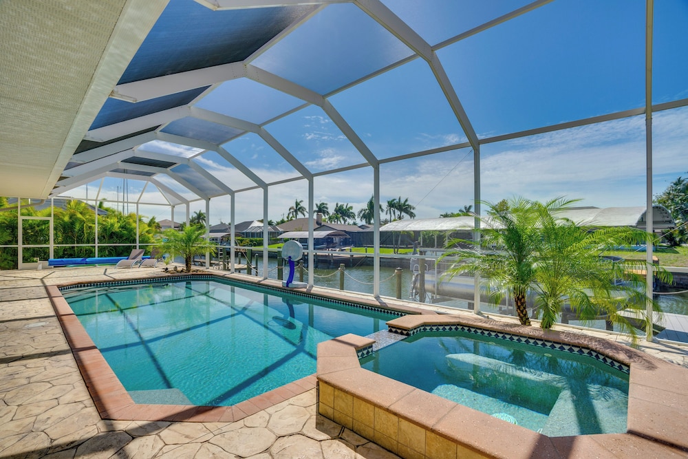 3 Mi to Downtown Cape Coral Canal Front Villa — 4-Star Luxury Hotel in Cape Coral, United States