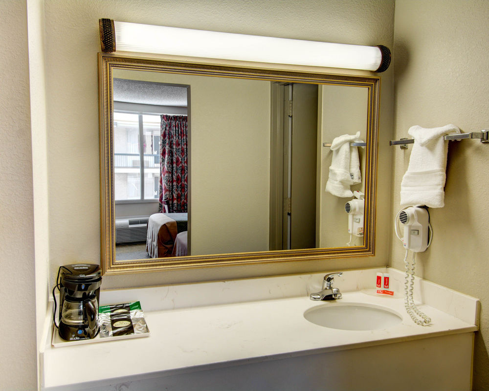 Econo Lodge Takoma Park - photo 15