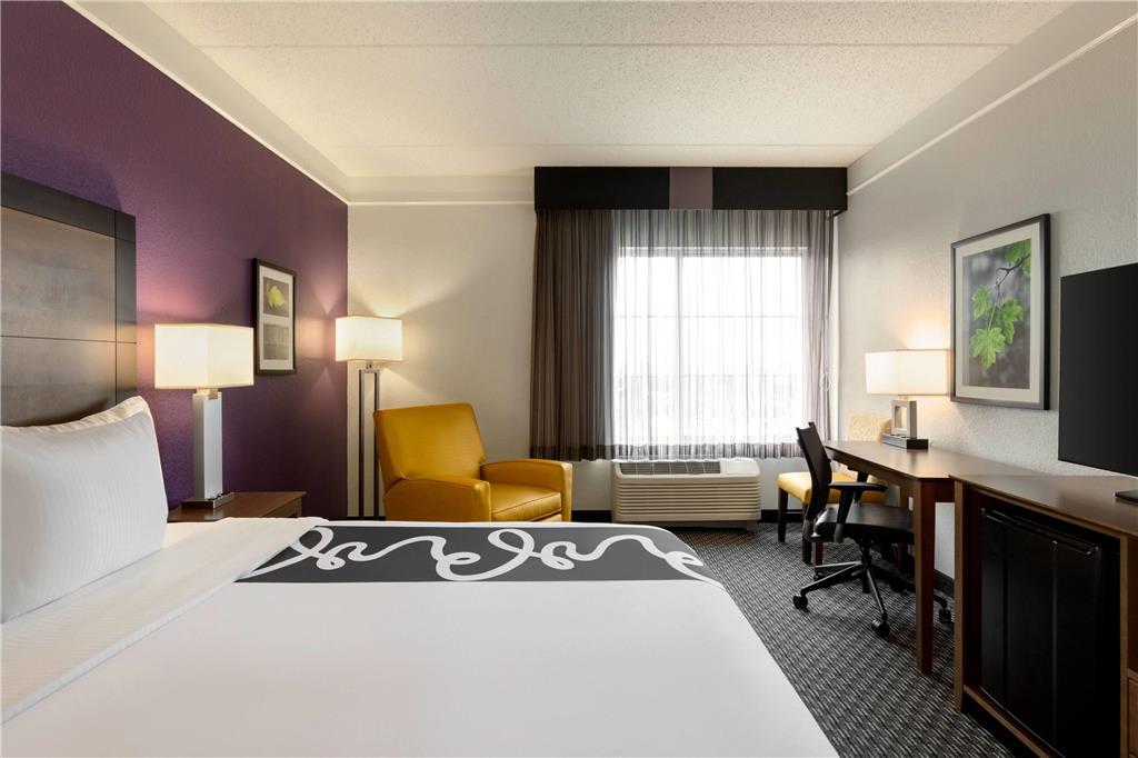 La Quinta Inn & Suites by Wyndham Arlington North 6 Flags Dr - photo 16