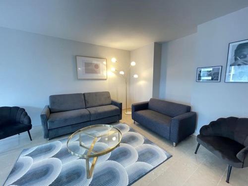 Le Mont Veyrier parking et vue — 4-Star Luxury Hotel in Annecy, France