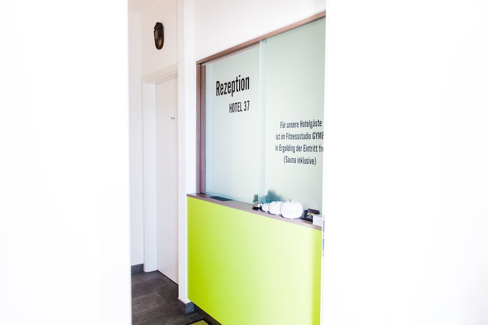 Check-in/check-out kiosk