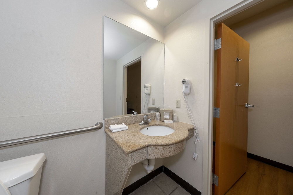 Red Roof Inn & Suites Biloxi Ocean Springs - photo 28