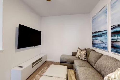 Chic 4BR and Den Home with Pool Near Disney and Universal — 4-Star Luxury Hotel in Davenport, United States