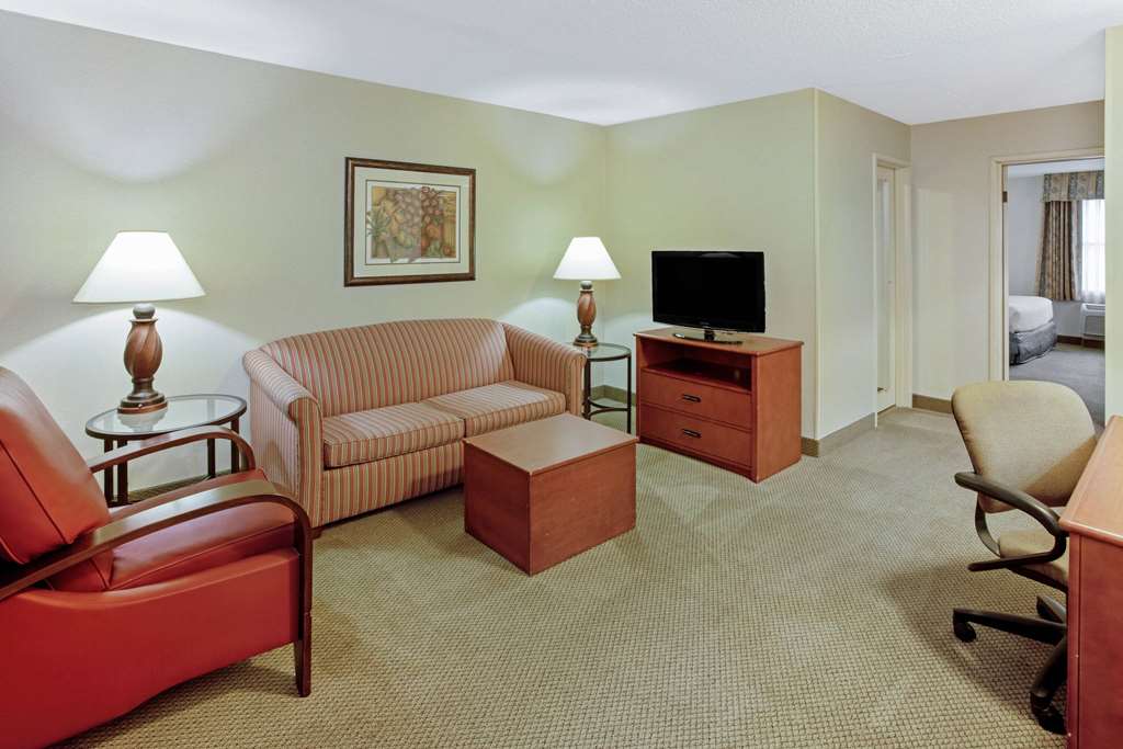 La Quinta Inn & Suites by Wyndham Appleton College Avenue - photo 11