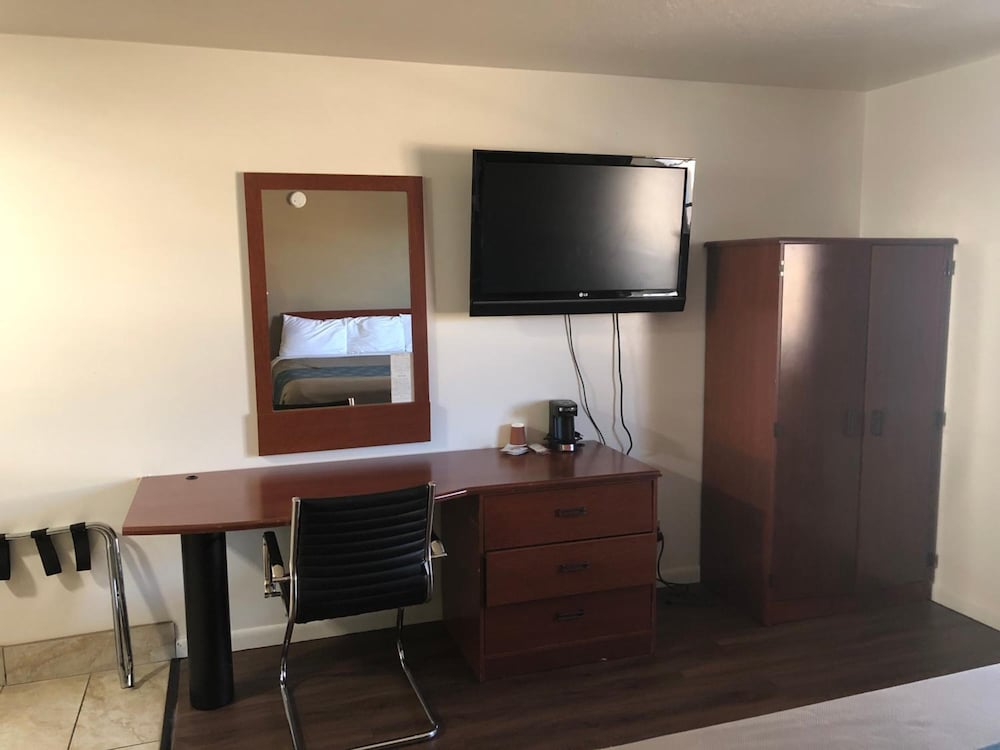 Ameri Stay Inn & Suites - photo 8